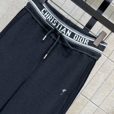 D家 26秋冬新款 毛呢高腰长裤 面料软糯厚实 保暖舒适 撞色字母腰头辨识度拉满 搭配抽绳设计 松紧随心调节 裤身log D家 26秋冬新款 毛呢高腰长裤 面料软糯厚实 保暖舒适 撞色字母腰头辨识度拉满 搭配抽绳设计 松紧随心调节 裤身log