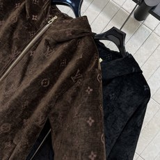 L家 26秋冬新款 雪尼尔提花连帽外套 面料自带细腻柔光质感 满幅暗纹低调高级 金色拉链精致亮眼 下摆抽绳可自由调节松紧 L家 26秋冬新款 雪尼尔提花连帽外套 面料自带细腻柔光质感 满幅暗纹低调高级 金色拉链精致亮眼 下摆抽绳可自由调节松紧