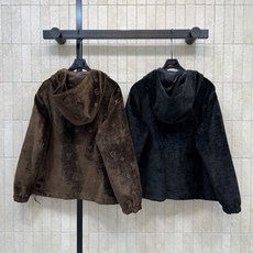 L家 26秋冬新款 雪尼尔提花连帽外套 面料自带细腻柔光质感 满幅暗纹低调高级 金色拉链精致亮眼 下摆抽绳可自由调节松紧 L家 26秋冬新款 雪尼尔提花连帽外套 面料自带细腻柔光质感 满幅暗纹低调高级 金色拉链精致亮眼 下摆抽绳可自由调节松紧