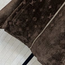 L家 26秋冬新款 雪尼尔提花连帽外套 面料自带细腻柔光质感 满幅暗纹低调高级 金色拉链精致亮眼 下摆抽绳可自由调节松紧 L家 26秋冬新款 雪尼尔提花连帽外套 面料自带细腻柔光质感 满幅暗纹低调高级 金色拉链精致亮眼 下摆抽绳可自由调节松紧