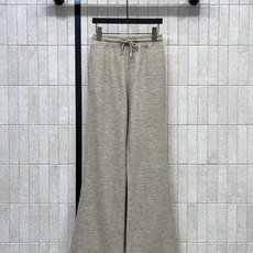 C家 26秋冬新款 立领针织套装 立领拉链上衣+长裤 面料软糯厚实 上身舒适亲肤 领口拼接软糯羊羔毛 精致小金扣点缀口袋 C家 26秋冬新款 立领针织套装 立领拉链上衣+长裤 面料软糯厚实 上身舒适亲肤 领口拼接软糯羊羔毛 精致小金扣点缀口袋