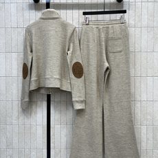 C家 26秋冬新款 立领针织套装 立领拉链上衣+长裤 面料软糯厚实 上身舒适亲肤 领口拼接软糯羊羔毛 精致小金扣点缀口袋 C家 26秋冬新款 立领针织套装 立领拉链上衣+长裤 面料软糯厚实 上身舒适亲肤 领口拼接软糯羊羔毛 精致小金扣点缀口袋