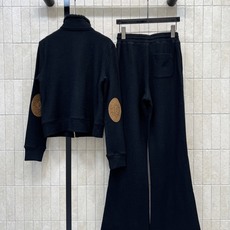 C家 26秋冬新款 立领针织套装 立领拉链上衣+长裤 面料软糯厚实 上身舒适亲肤 领口拼接软糯羊羔毛 精致小金扣点缀口袋 C家 26秋冬新款 立领针织套装 立领拉链上衣+长裤 面料软糯厚实 上身舒适亲肤 领口拼接软糯羊羔毛 精致小金扣点缀口袋