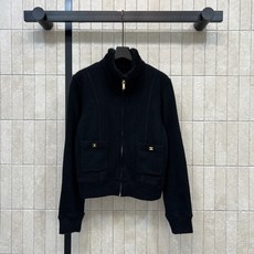 C家 26秋冬新款 立领针织套装 立领拉链上衣+长裤 面料软糯厚实 上身舒适亲肤 领口拼接软糯羊羔毛 精致小金扣点缀口袋 C家 26秋冬新款 立领针织套装 立领拉链上衣+长裤 面料软糯厚实 上身舒适亲肤 领口拼接软糯羊羔毛 精致小金扣点缀口袋
