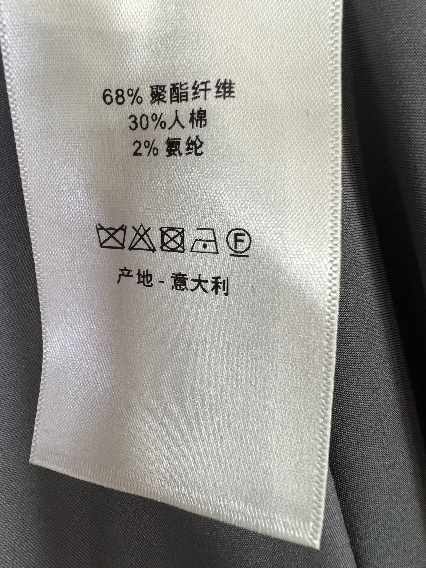 D家 26秋冬新款 灰色麻长款大衣 隐形单排扣门襟干净利落 自带高级肌理感面料 质感细腻耐看 搭配圆环金扣腰带 轻松收束