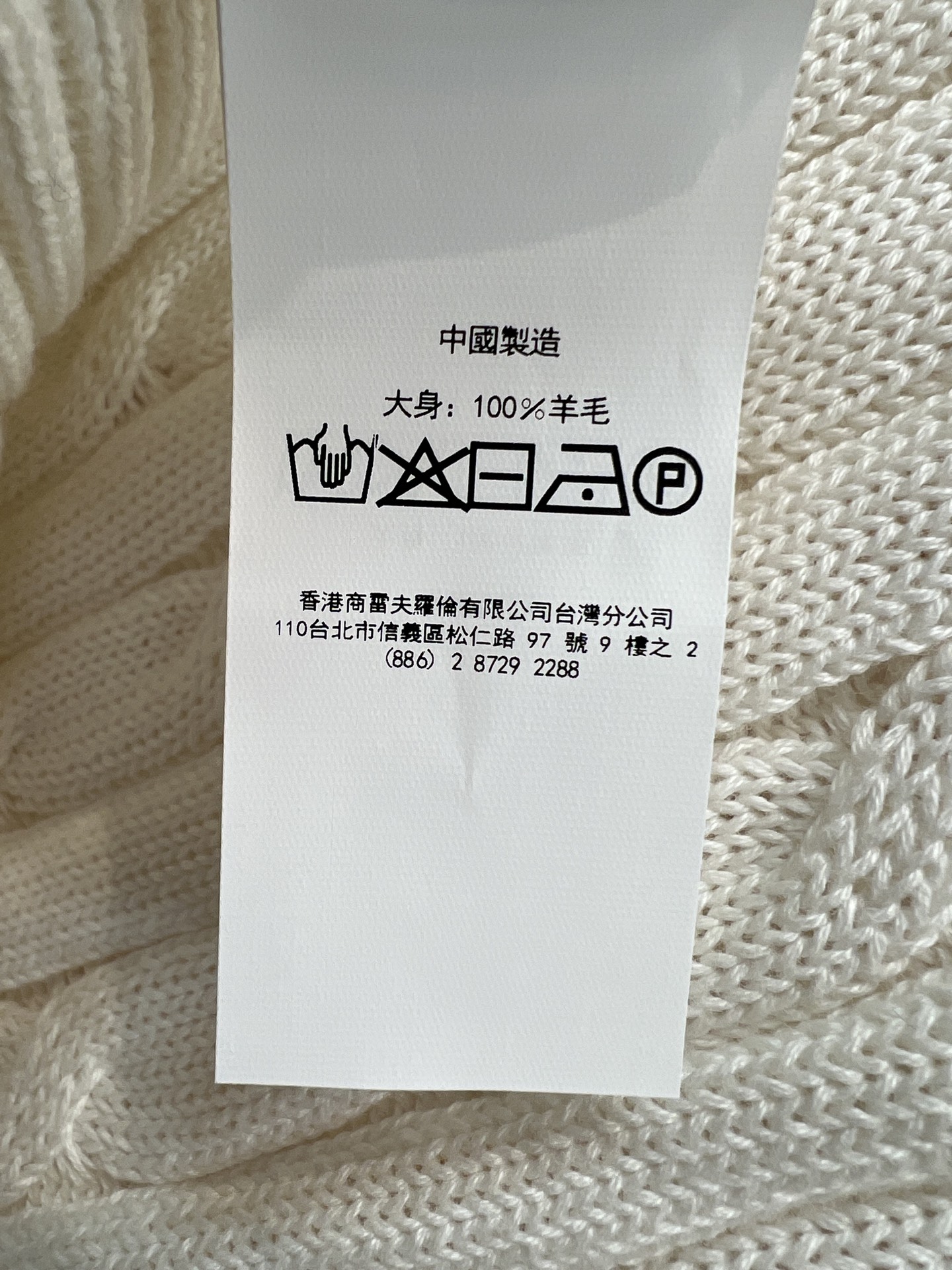 pol家 26秋冬新款 圆领长袖针织开衫 经典麻花绞花肌理 羊毛面料软糯亲肤 圆领单排扣设计简约耐看 罗纹收口稳固不易变