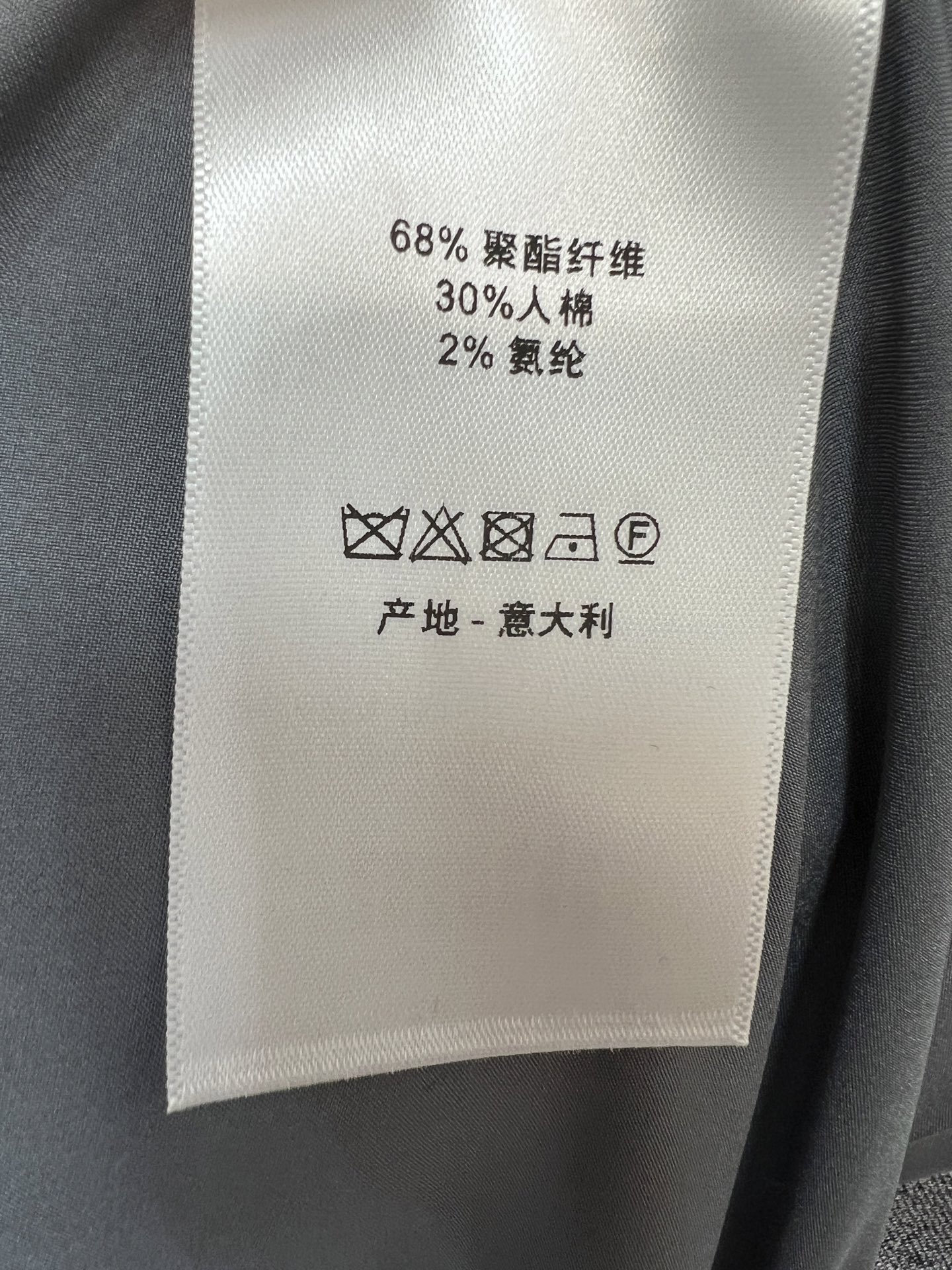D家 26秋冬新款 灰色麻西装外套 经典平驳领利落大气 单颗纽扣简约克制 自带松弛通勤感 面料肌理细腻有质感 不易软塌 D家 26秋冬新款 灰色麻西装外套 经典平驳领利落大气 单颗纽扣简约克制 自带松弛通勤感 面料肌理细腻有质感 不易软塌