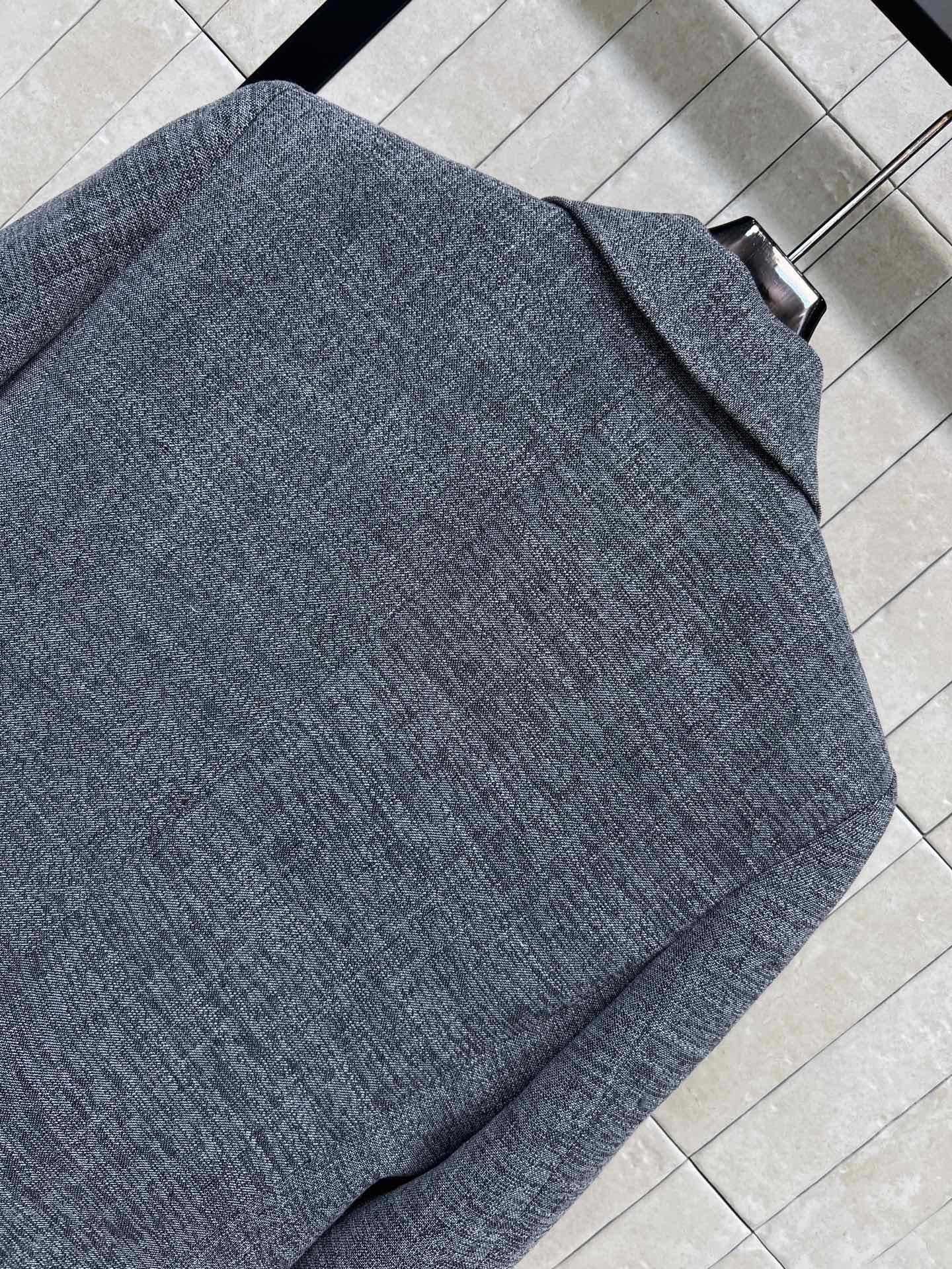D家 26秋冬新款 灰色麻西装外套 经典平驳领利落大气 单颗纽扣简约克制 自带松弛通勤感 面料肌理细腻有质感 不易软塌 D家 26秋冬新款 灰色麻西装外套 经典平驳领利落大气 单颗纽扣简约克制 自带松弛通勤感 面料肌理细腻有质感 不易软塌