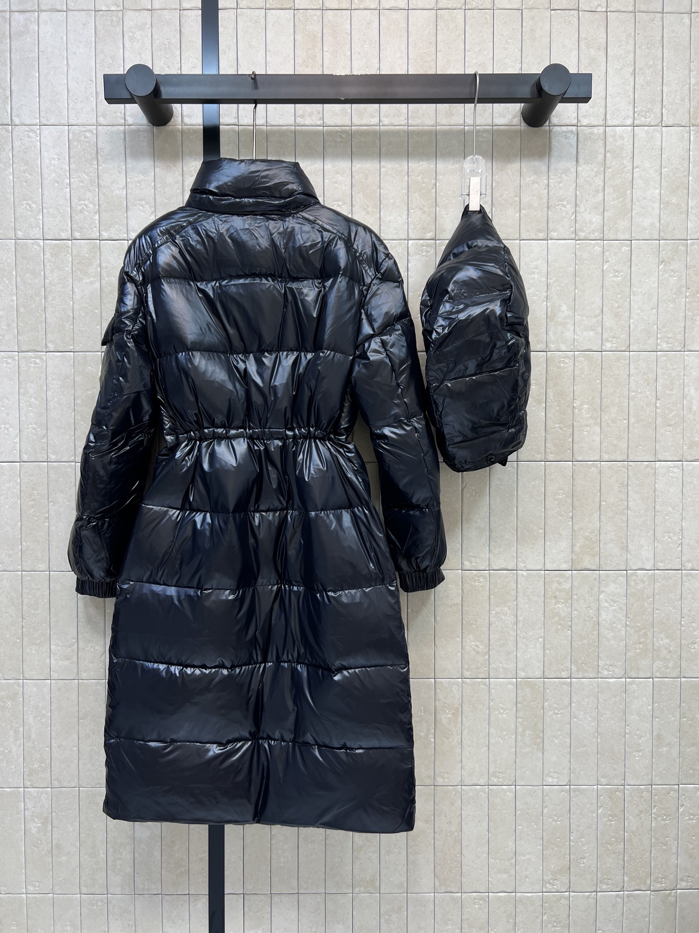 MO家 26秋冬新款 收腰连帽长款羽绒服 可拆卸连帽+高领设计 全方位防风保暖 腰部内置抽绳可自由调节 收紧腰线摆脱臃肿