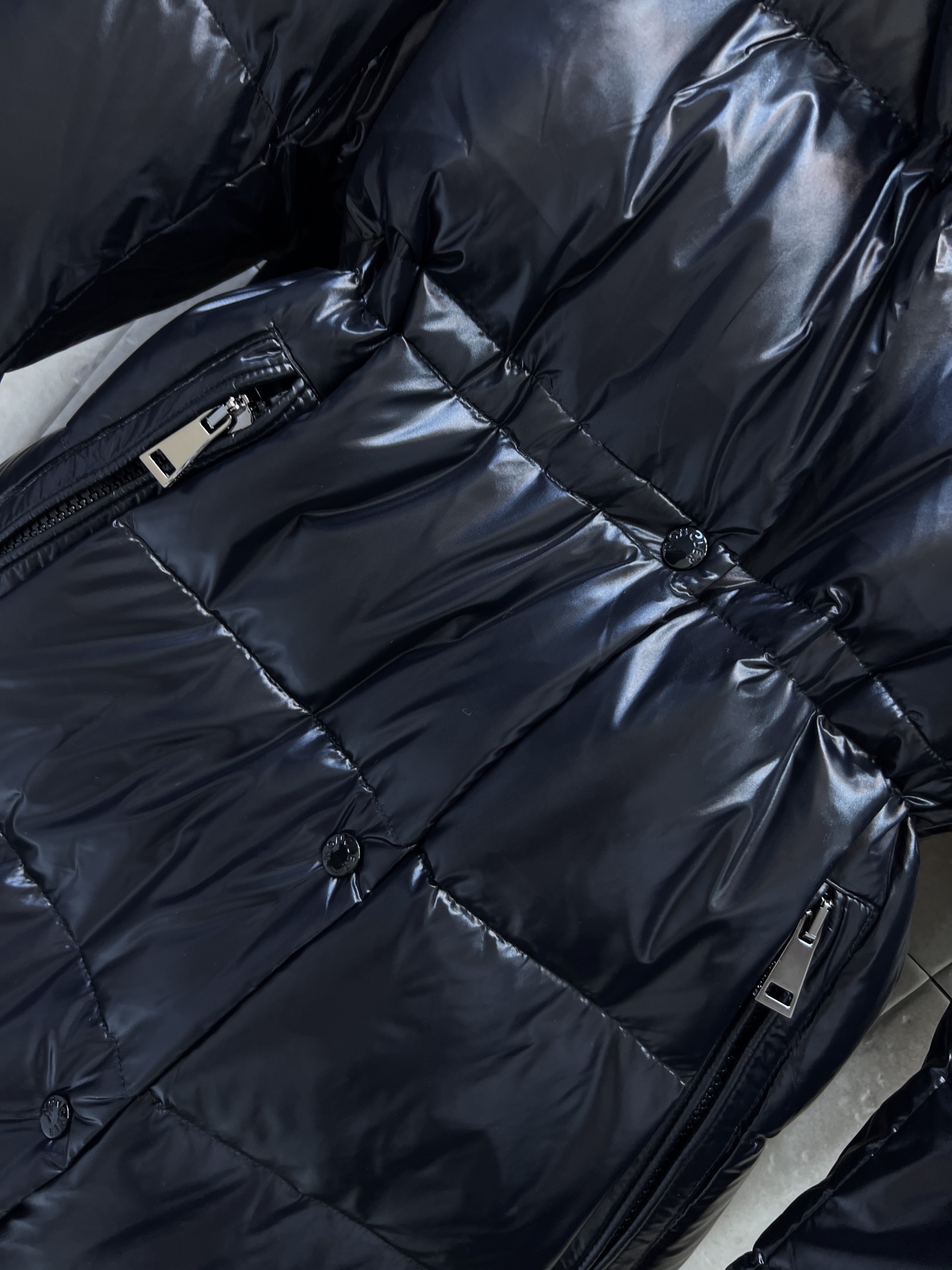 MO家 26秋冬新款 收腰连帽长款羽绒服 可拆卸连帽+高领设计 全方位防风保暖 腰部内置抽绳可自由调节 收紧腰线摆脱臃肿