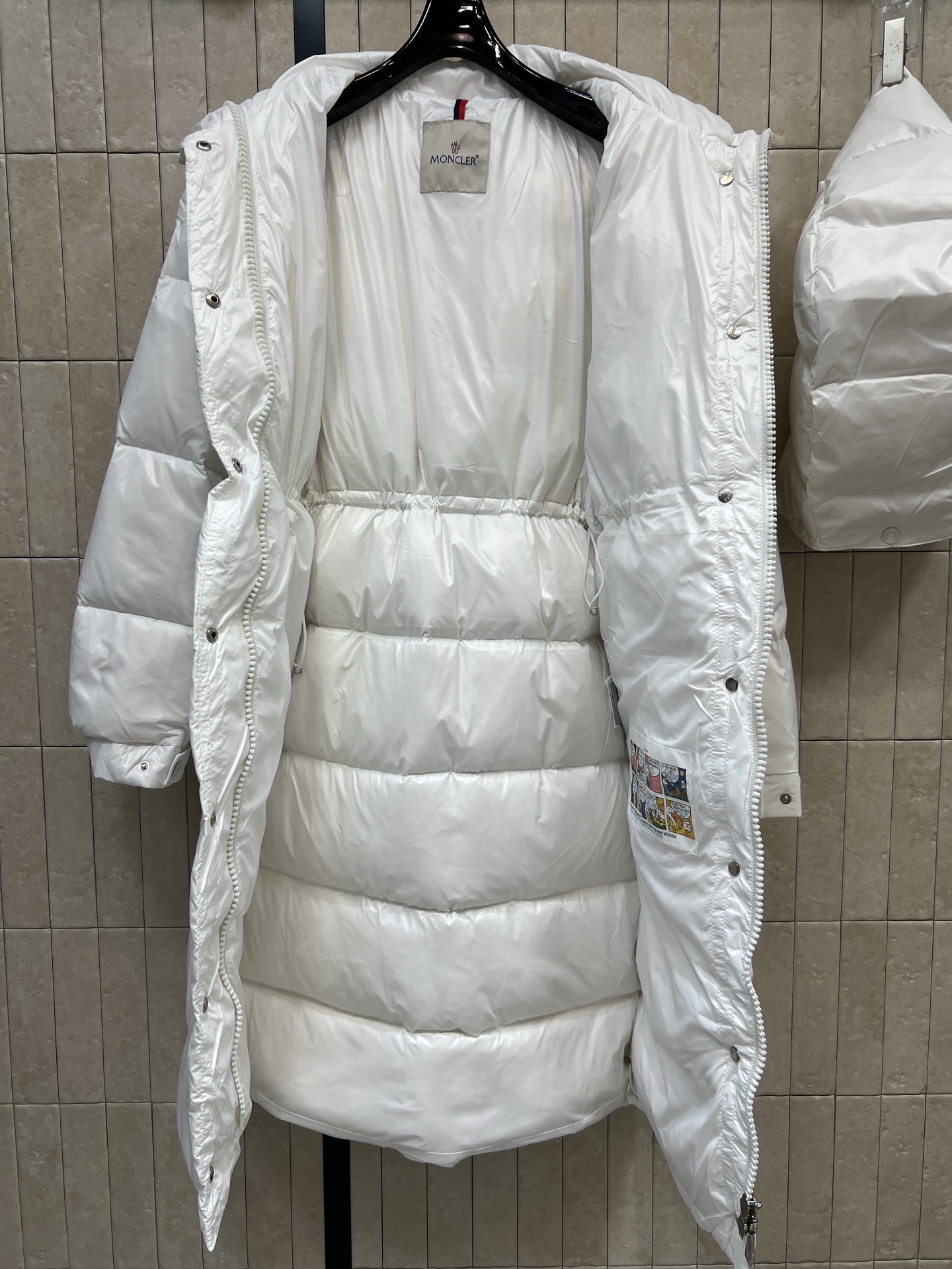 MO家 26秋冬新款 收腰连帽长款羽绒服 可拆卸连帽+高领设计 全方位防风保暖 腰部内置抽绳可自由调节 收紧腰线摆脱臃肿