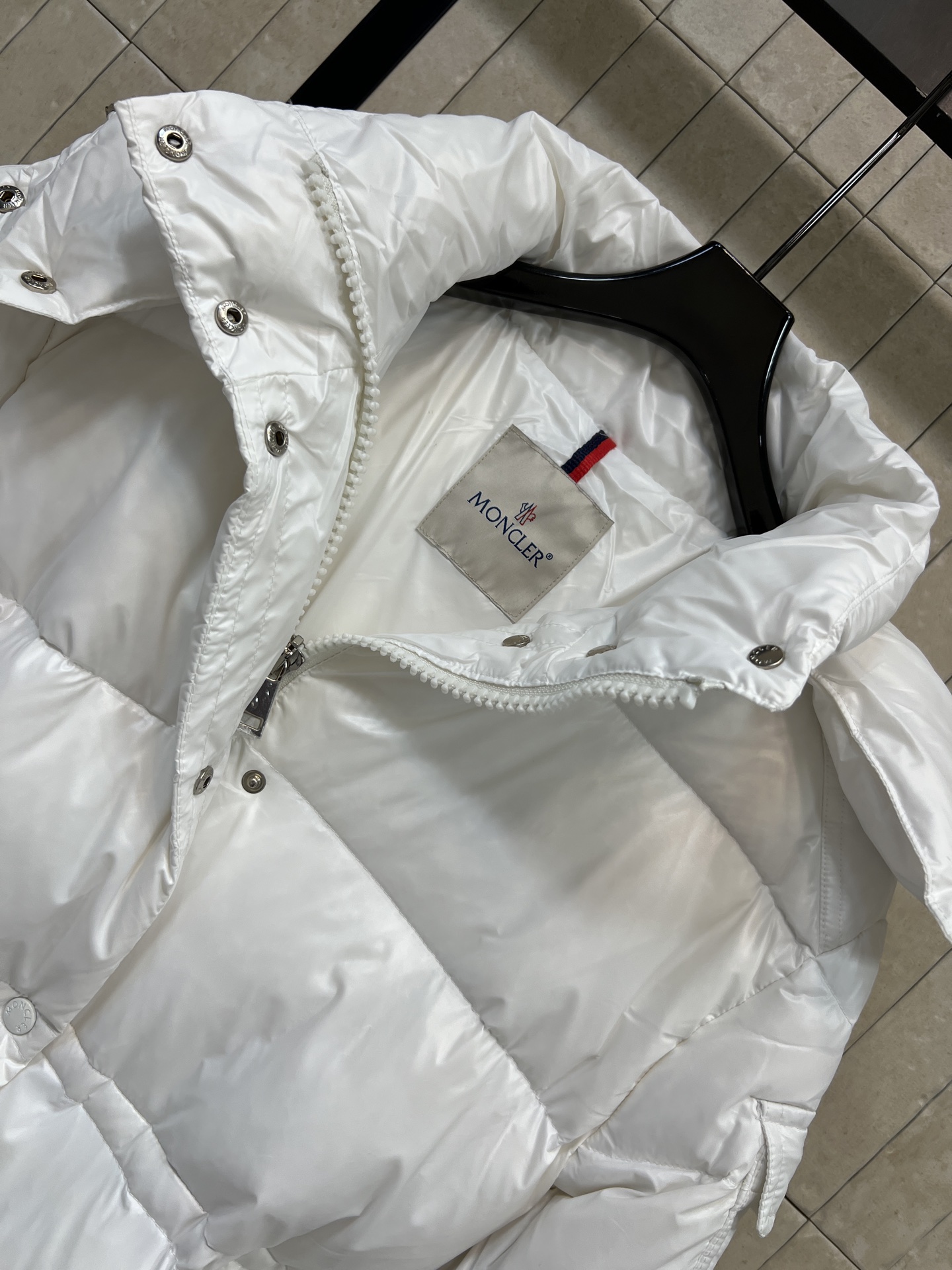 MO家 26秋冬新款 收腰连帽长款羽绒服 可拆卸连帽+高领设计 全方位防风保暖 腰部内置抽绳可自由调节 收紧腰线摆脱臃肿