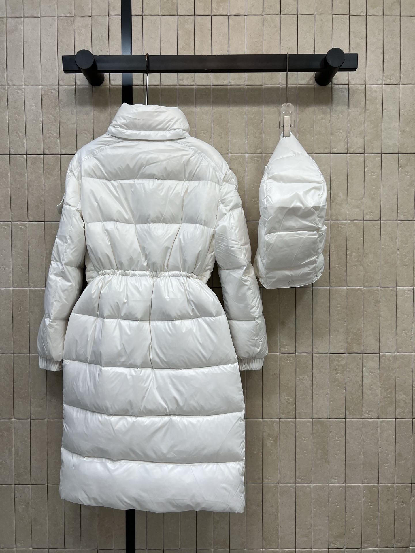 MO家 26秋冬新款 收腰连帽长款羽绒服 可拆卸连帽+高领设计 全方位防风保暖 腰部内置抽绳可自由调节 收紧腰线摆脱臃肿
