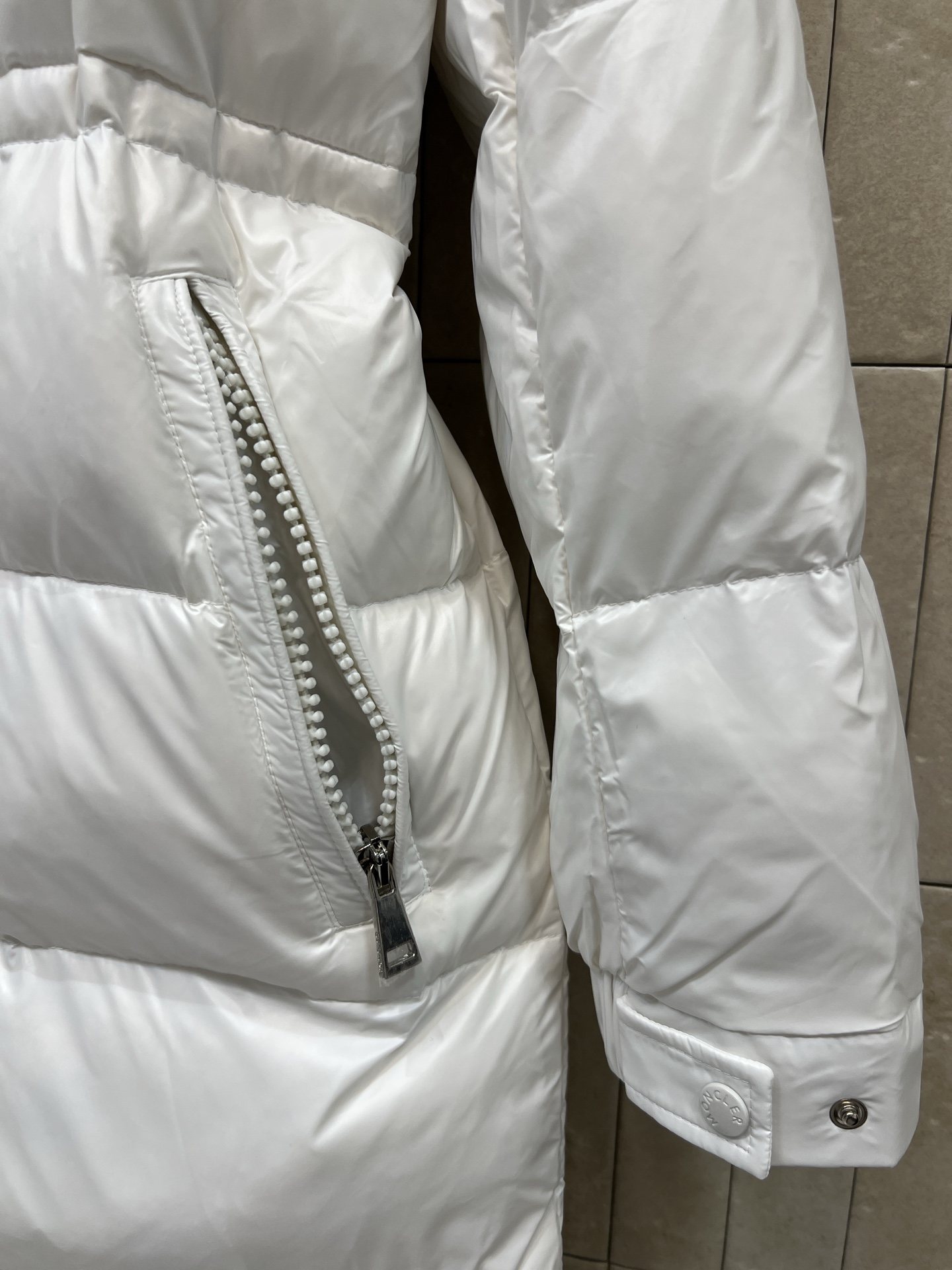 MO家 26秋冬新款 收腰连帽长款羽绒服 可拆卸连帽+高领设计 全方位防风保暖 腰部内置抽绳可自由调节 收紧腰线摆脱臃肿