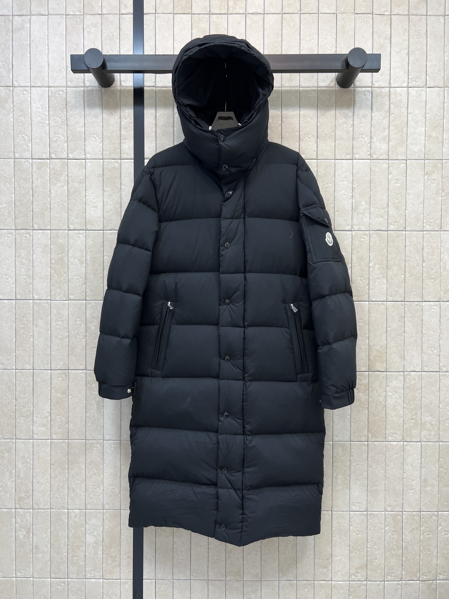 MO家 26秋冬新款 黑色连帽长裤羽绒服 长款版型 可拆卸帽子+立领设计 轻松遮盖胯部与腿部 防风御寒 棉质面料90白鹅