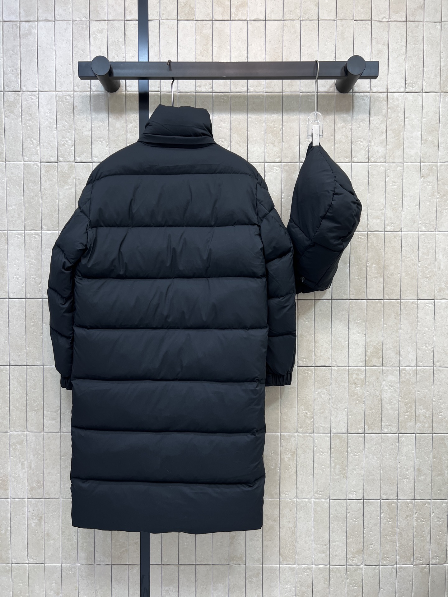 MO家 26秋冬新款 黑色连帽长裤羽绒服 长款版型 可拆卸帽子+立领设计 轻松遮盖胯部与腿部 防风御寒 棉质面料90白鹅