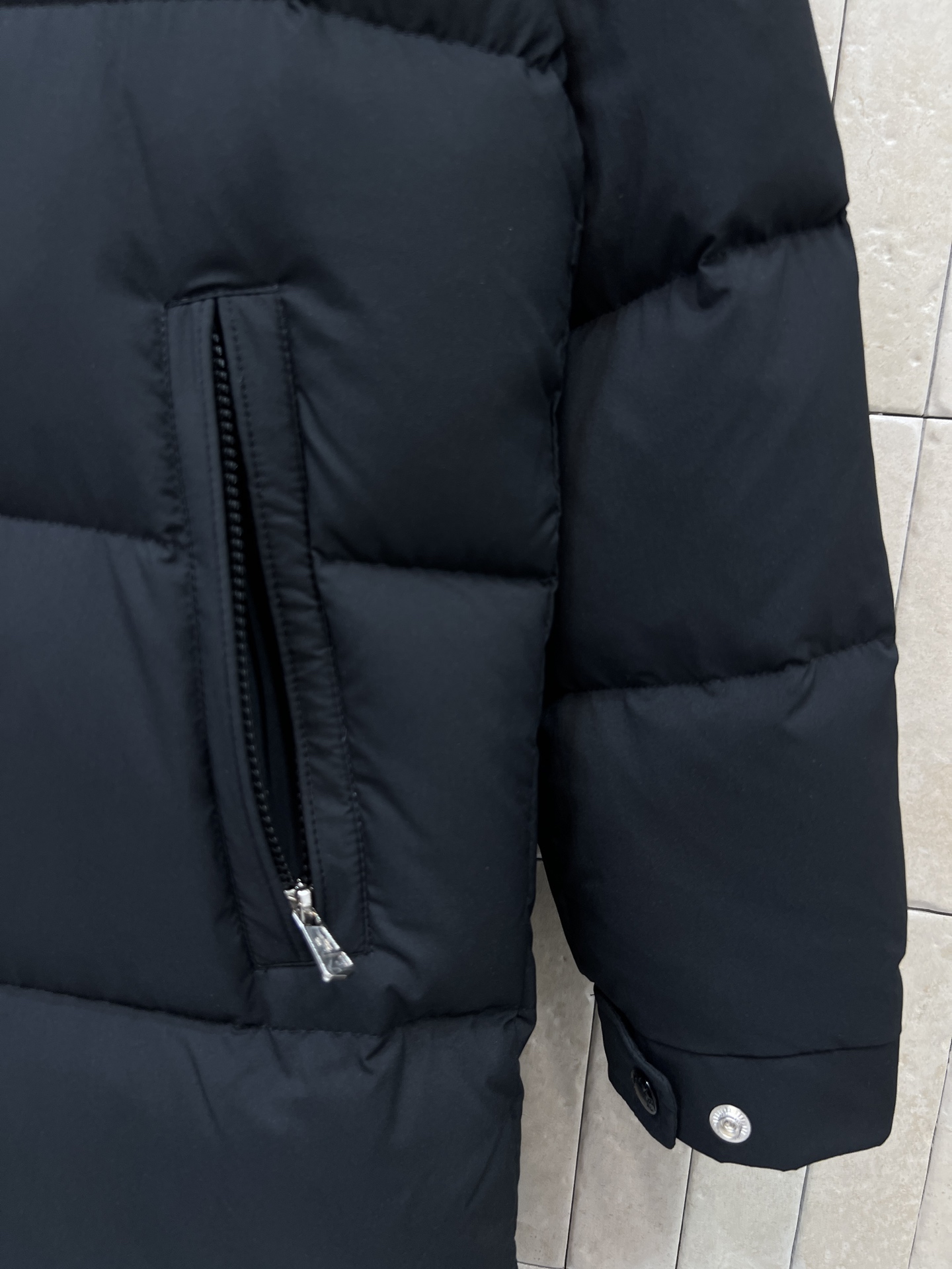 MO家 26秋冬新款 黑色连帽长裤羽绒服 长款版型 可拆卸帽子+立领设计 轻松遮盖胯部与腿部 防风御寒 棉质面料90白鹅