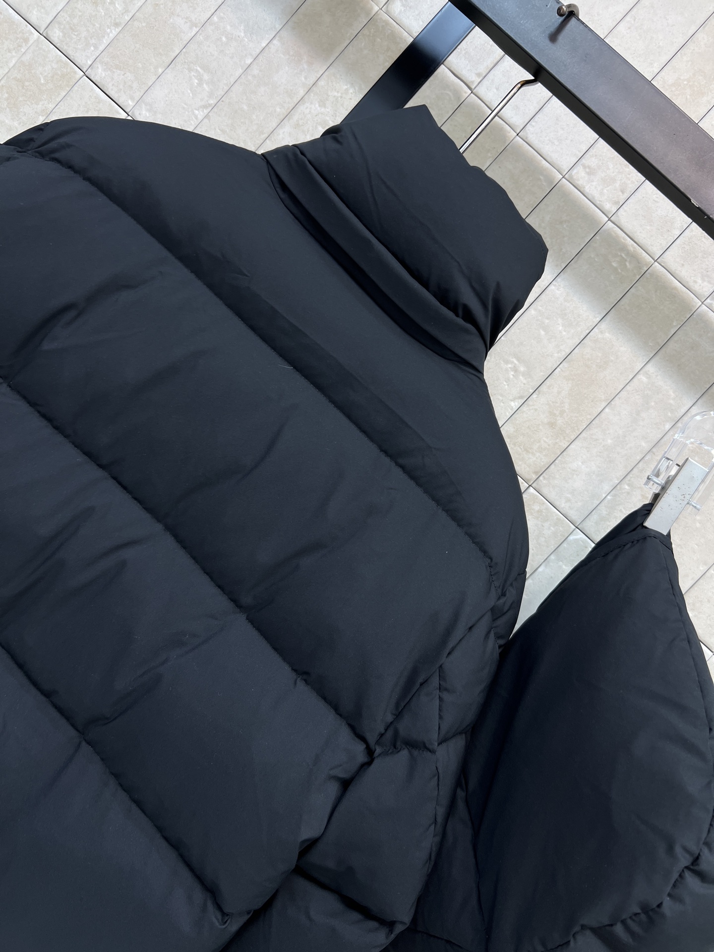 MO家 26秋冬新款 黑色连帽长裤羽绒服 长款版型 可拆卸帽子+立领设计 轻松遮盖胯部与腿部 防风御寒 棉质面料90白鹅