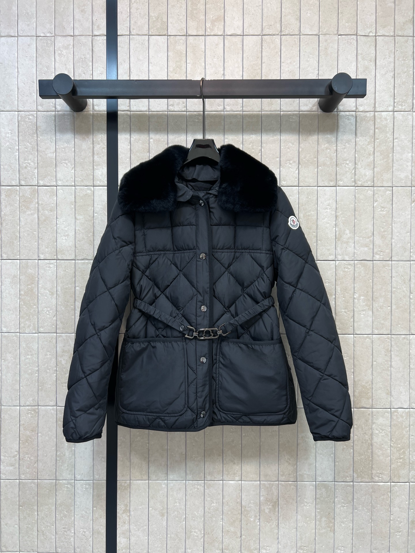 MO家 26秋冬新款 毛领收腰菱格羽绒服 可拆卸兔毛领设计 两种穿法随心切换 菱格绗缝90鹅绒填充 不易跑绒 保暖扎实 
