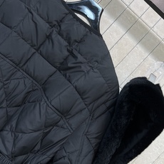 MO家 26秋冬新款 毛领收腰菱格羽绒服 可拆卸兔毛领设计 两种穿法随心切换 菱格绗缝90鹅绒填充 不易跑绒 保暖扎实 MO家 26秋冬新款 毛领收腰菱格羽绒服 可拆卸兔毛领设计 两种穿法随心切换 菱格绗缝90鹅绒填充 不易跑绒 保暖扎实