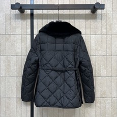 MO家 26秋冬新款 毛领收腰菱格羽绒服 可拆卸兔毛领设计 两种穿法随心切换 菱格绗缝90鹅绒填充 不易跑绒 保暖扎实 MO家 26秋冬新款 毛领收腰菱格羽绒服 可拆卸兔毛领设计 两种穿法随心切换 菱格绗缝90鹅绒填充 不易跑绒 保暖扎实