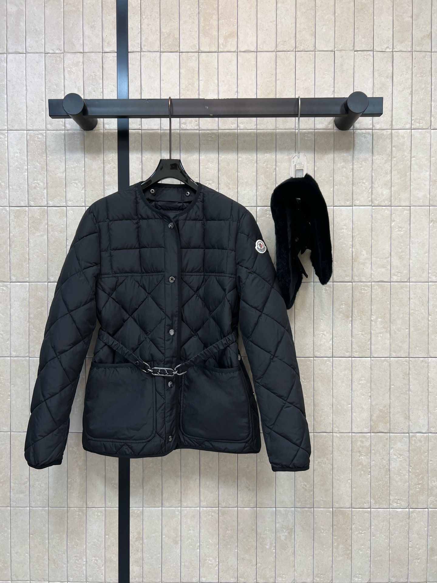 MO家 26秋冬新款 毛领收腰菱格羽绒服 可拆卸兔毛领设计 两种穿法随心切换 菱格绗缝90鹅绒填充 不易跑绒 保暖扎实 MO家 26秋冬新款 毛领收腰菱格羽绒服 可拆卸兔毛领设计 两种穿法随心切换 菱格绗缝90鹅绒填充 不易跑绒 保暖扎实