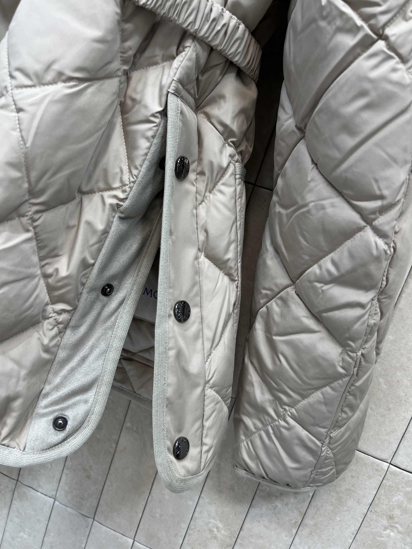 MO家 26秋冬新款 毛领收腰菱格羽绒服 可拆卸兔毛领设计 两种穿法随心切换 菱格绗缝90鹅绒填充 不易跑绒 保暖扎实 