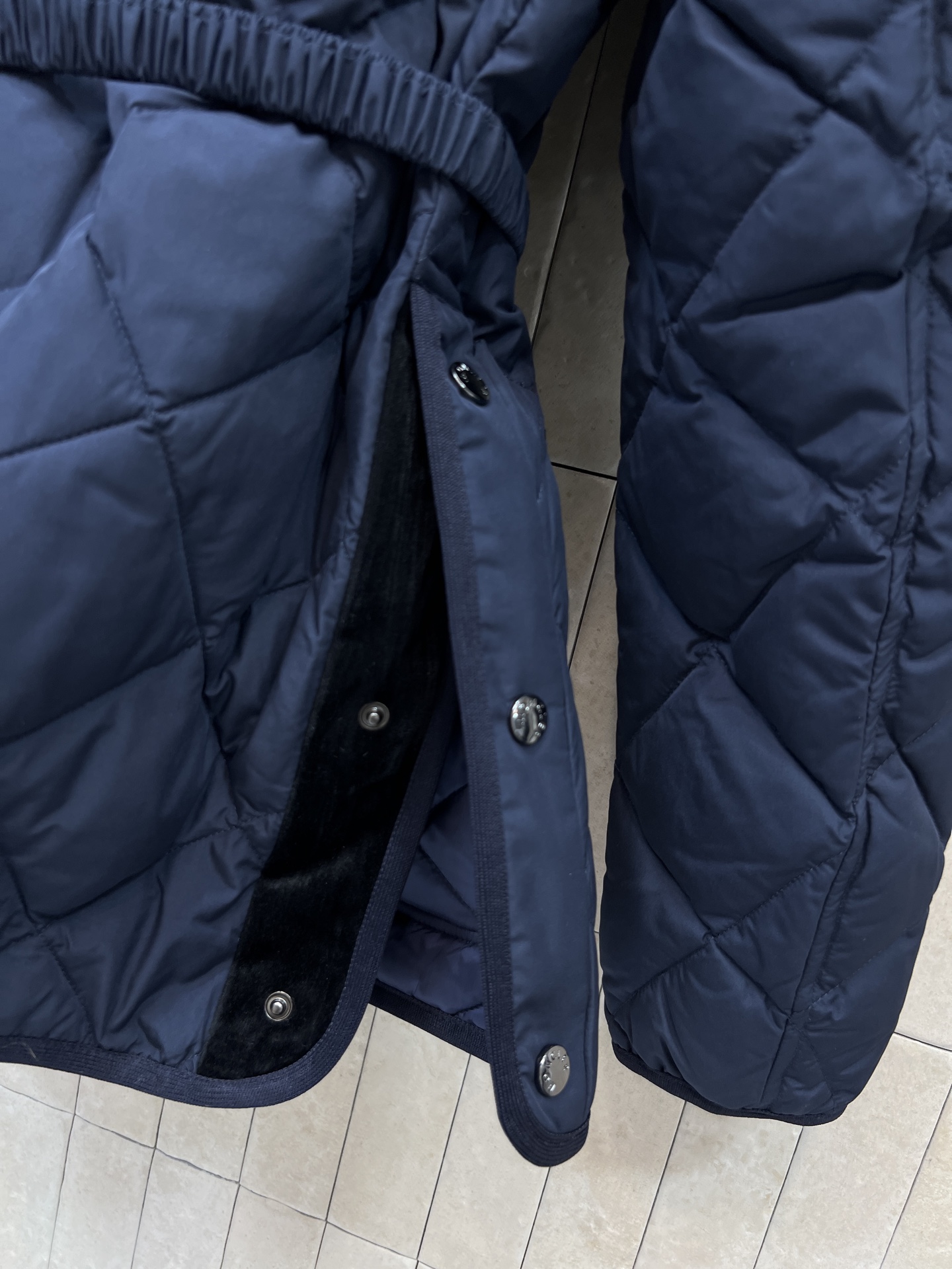 MO家 26秋冬新款 毛领收腰菱格羽绒服 可拆卸兔毛领设计 两种穿法随心切换 菱格绗缝90鹅绒填充 不易跑绒 保暖扎实 