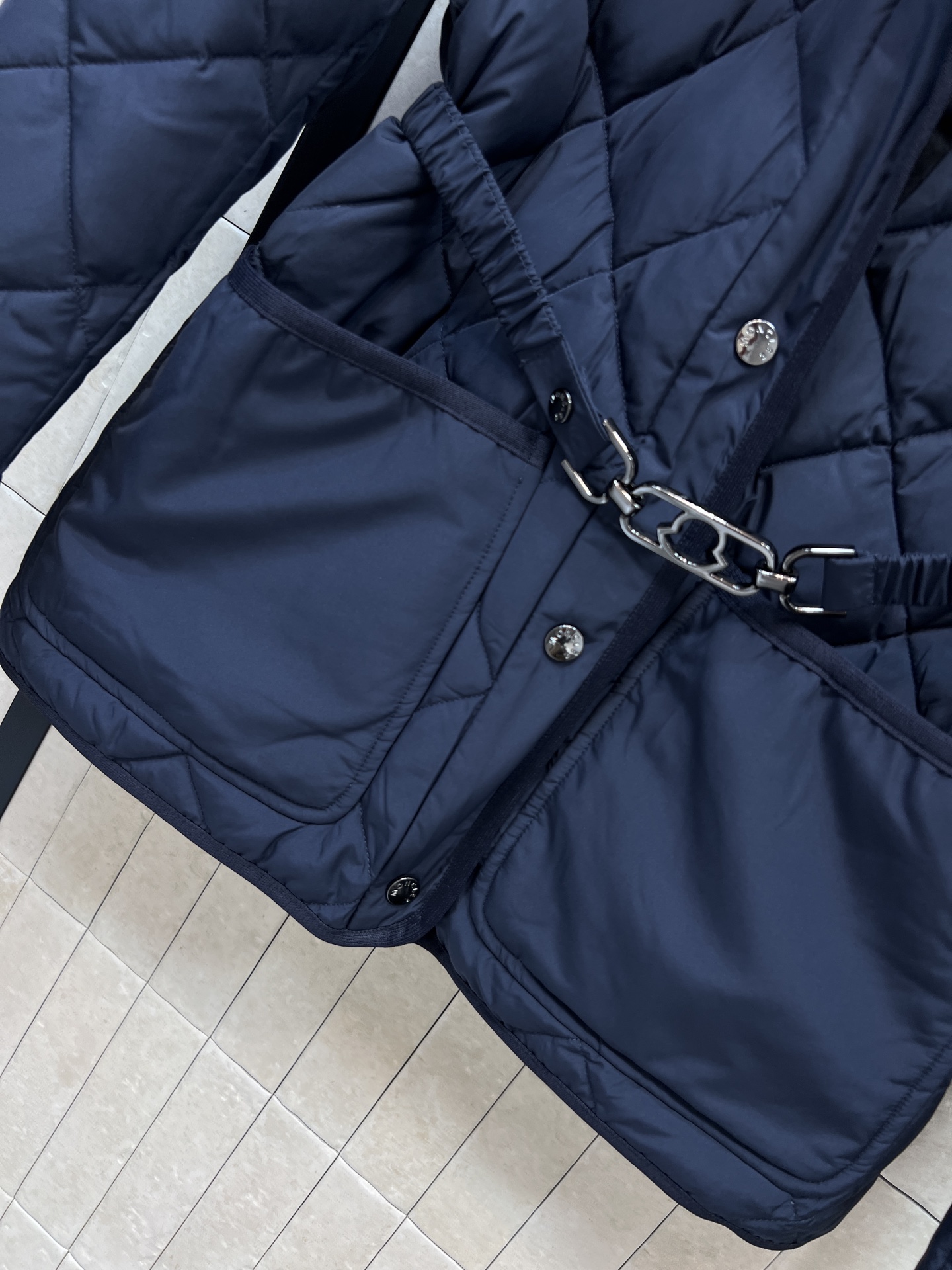MO家 26秋冬新款 毛领收腰菱格羽绒服 可拆卸兔毛领设计 两种穿法随心切换 菱格绗缝90鹅绒填充 不易跑绒 保暖扎实 