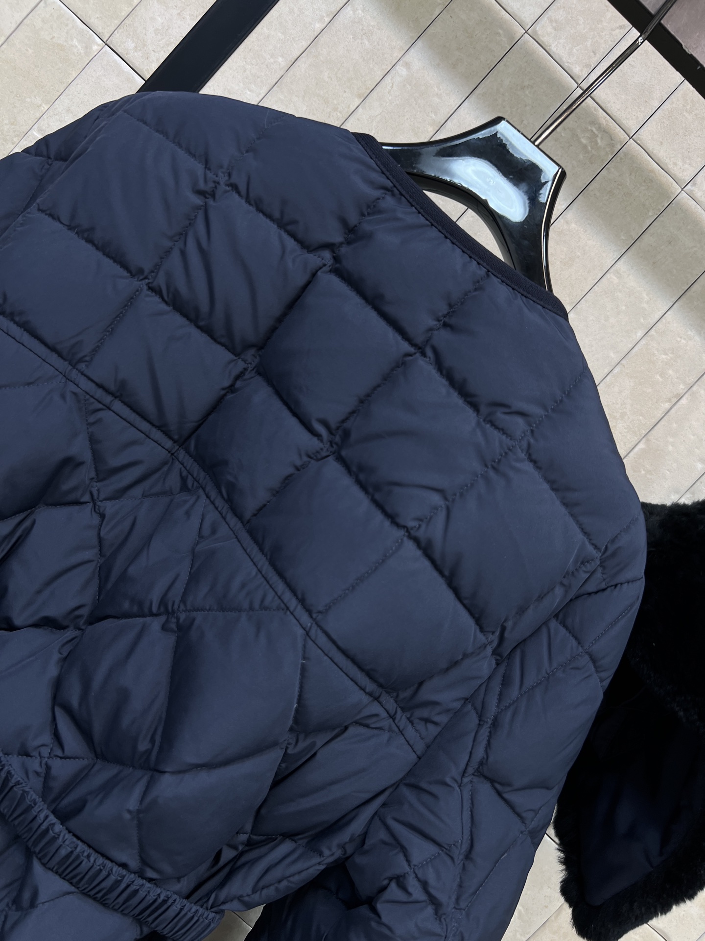 MO家 26秋冬新款 毛领收腰菱格羽绒服 可拆卸兔毛领设计 两种穿法随心切换 菱格绗缝90鹅绒填充 不易跑绒 保暖扎实 