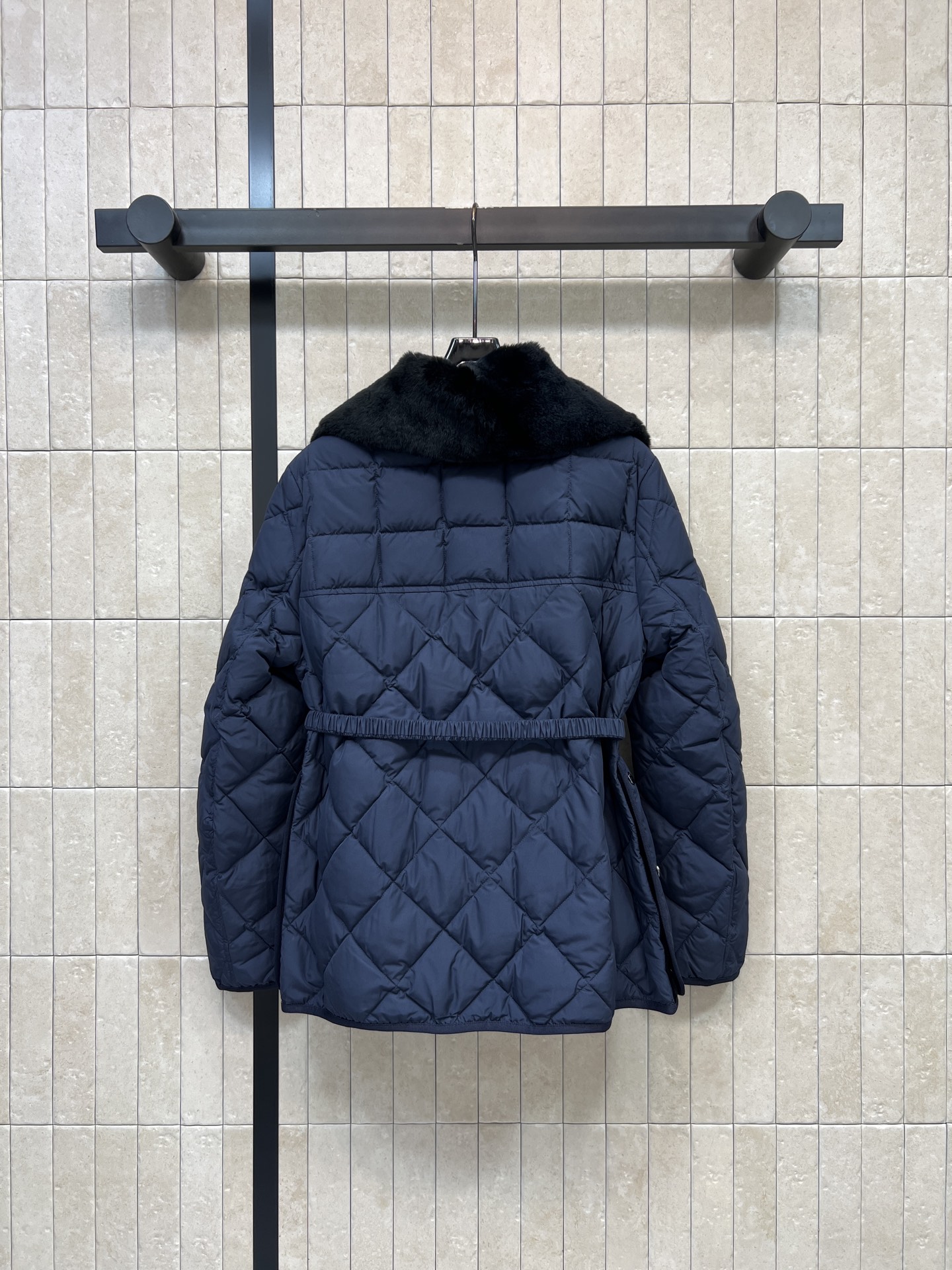 MO家 26秋冬新款 毛领收腰菱格羽绒服 可拆卸兔毛领设计 两种穿法随心切换 菱格绗缝90鹅绒填充 不易跑绒 保暖扎实 