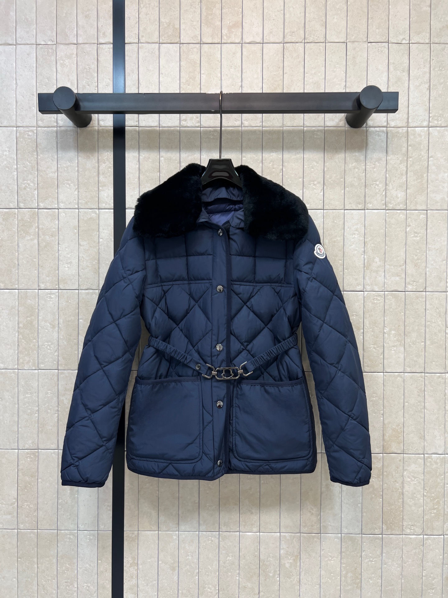 MO家 26秋冬新款 毛领收腰菱格羽绒服 可拆卸兔毛领设计 两种穿法随心切换 菱格绗缝90鹅绒填充 不易跑绒 保暖扎实 