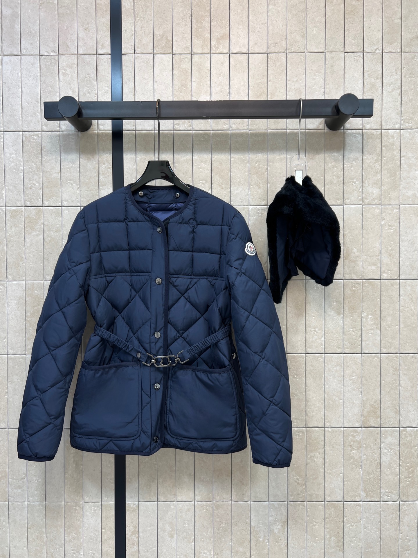 MO家 26秋冬新款 毛领收腰菱格羽绒服 可拆卸兔毛领设计 两种穿法随心切换 菱格绗缝90鹅绒填充 不易跑绒 保暖扎实 