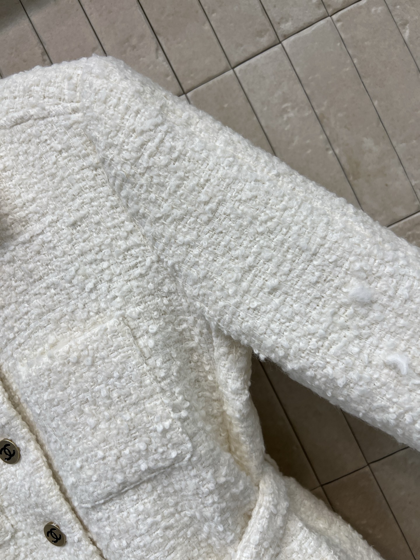 C家 26秋冬新款 白色羊毛小香外套 经典翻领设计 肌理感羊毛面料质感高级 精致纽扣点缀衣身 细节考究 自带同面料腰带 