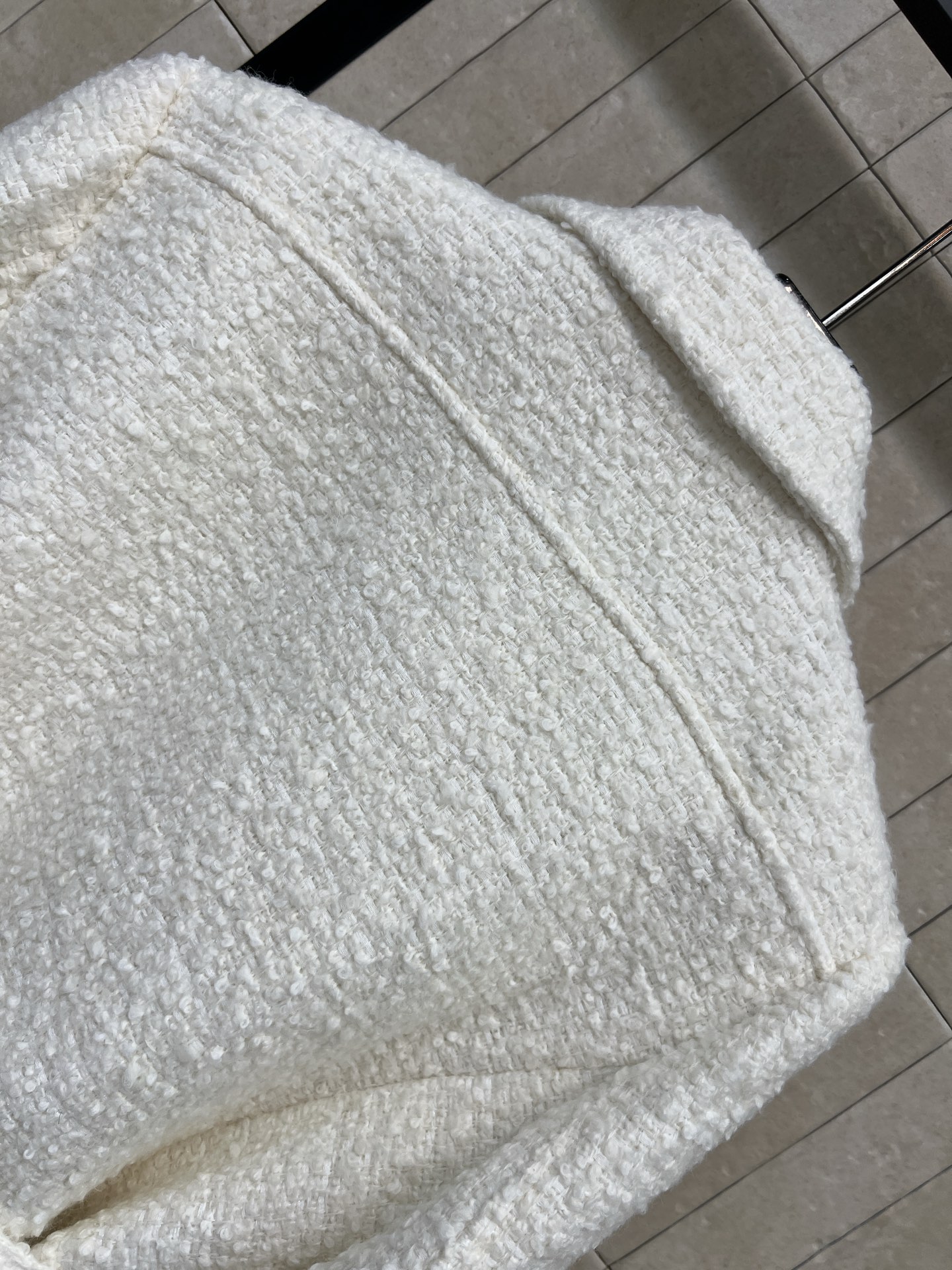 C家 26秋冬新款 白色羊毛小香外套 经典翻领设计 肌理感羊毛面料质感高级 精致纽扣点缀衣身 细节考究 自带同面料腰带 