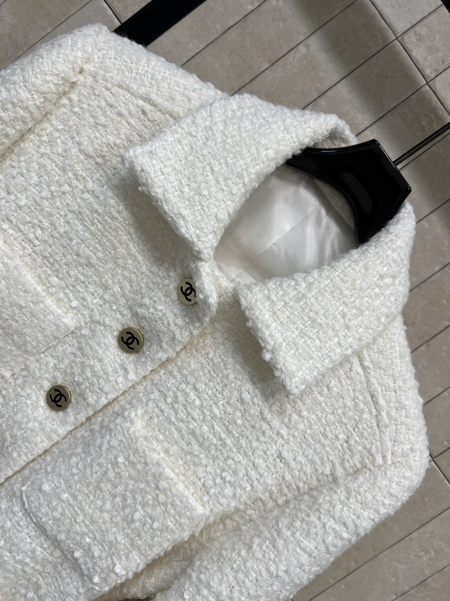 C家 26秋冬新款 白色羊毛小香外套 经典翻领设计 肌理感羊毛面料质感高级 精致纽扣点缀衣身 细节考究 自带同面料腰带 