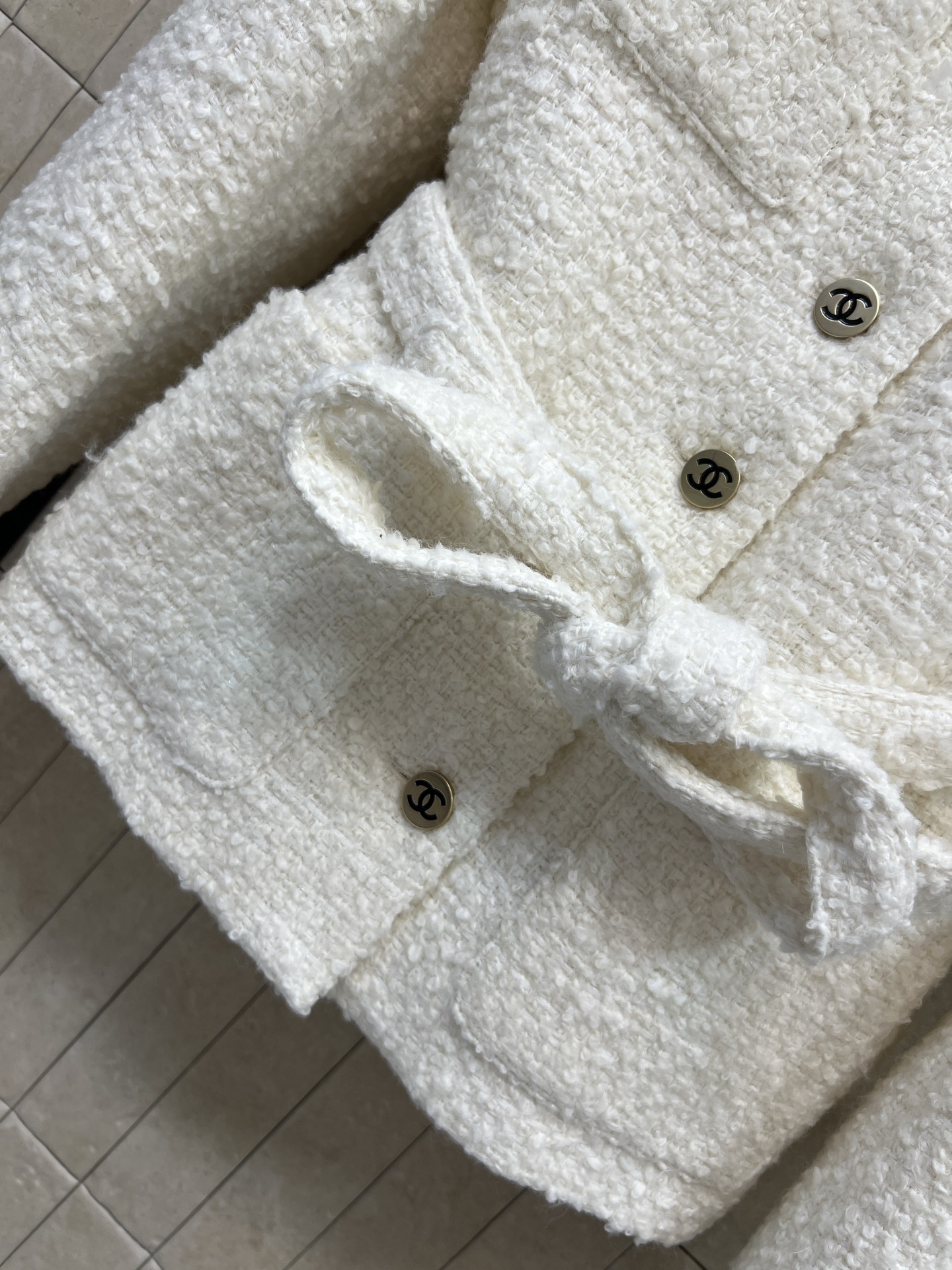 C家 26秋冬新款 白色羊毛小香外套 经典翻领设计 肌理感羊毛面料质感高级 精致纽扣点缀衣身 细节考究 自带同面料腰带 