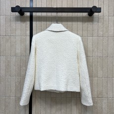C家 26秋冬新款 撞色口袋小香外套 翻领版型简约大方 羊毛面料自带肌理感 触感高级 衣身搭配精致精致纽扣 辨识度拉满 C家 26秋冬新款 撞色口袋小香外套 翻领版型简约大方 羊毛面料自带肌理感 触感高级 衣身搭配精致精致纽扣 辨识度拉满