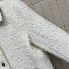 C家 26秋冬新款 撞色口袋小香外套 翻领版型简约大方 羊毛面料自带肌理感 触感高级 衣身搭配精致精致纽扣 辨识度拉满 C家 26秋冬新款 撞色口袋小香外套 翻领版型简约大方 羊毛面料自带肌理感 触感高级 衣身搭配精致精致纽扣 辨识度拉满