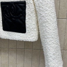 C家 26秋冬新款 撞色口袋小香外套 翻领版型简约大方 羊毛面料自带肌理感 触感高级 衣身搭配精致精致纽扣 辨识度拉满 C家 26秋冬新款 撞色口袋小香外套 翻领版型简约大方 羊毛面料自带肌理感 触感高级 衣身搭配精致精致纽扣 辨识度拉满