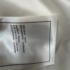 C家 26秋冬新款 撞色口袋小香外套 翻领版型简约大方 羊毛面料自带肌理感 触感高级 衣身搭配精致精致纽扣 辨识度拉满 C家 26秋冬新款 撞色口袋小香外套 翻领版型简约大方 羊毛面料自带肌理感 触感高级 衣身搭配精致精致纽扣 辨识度拉满