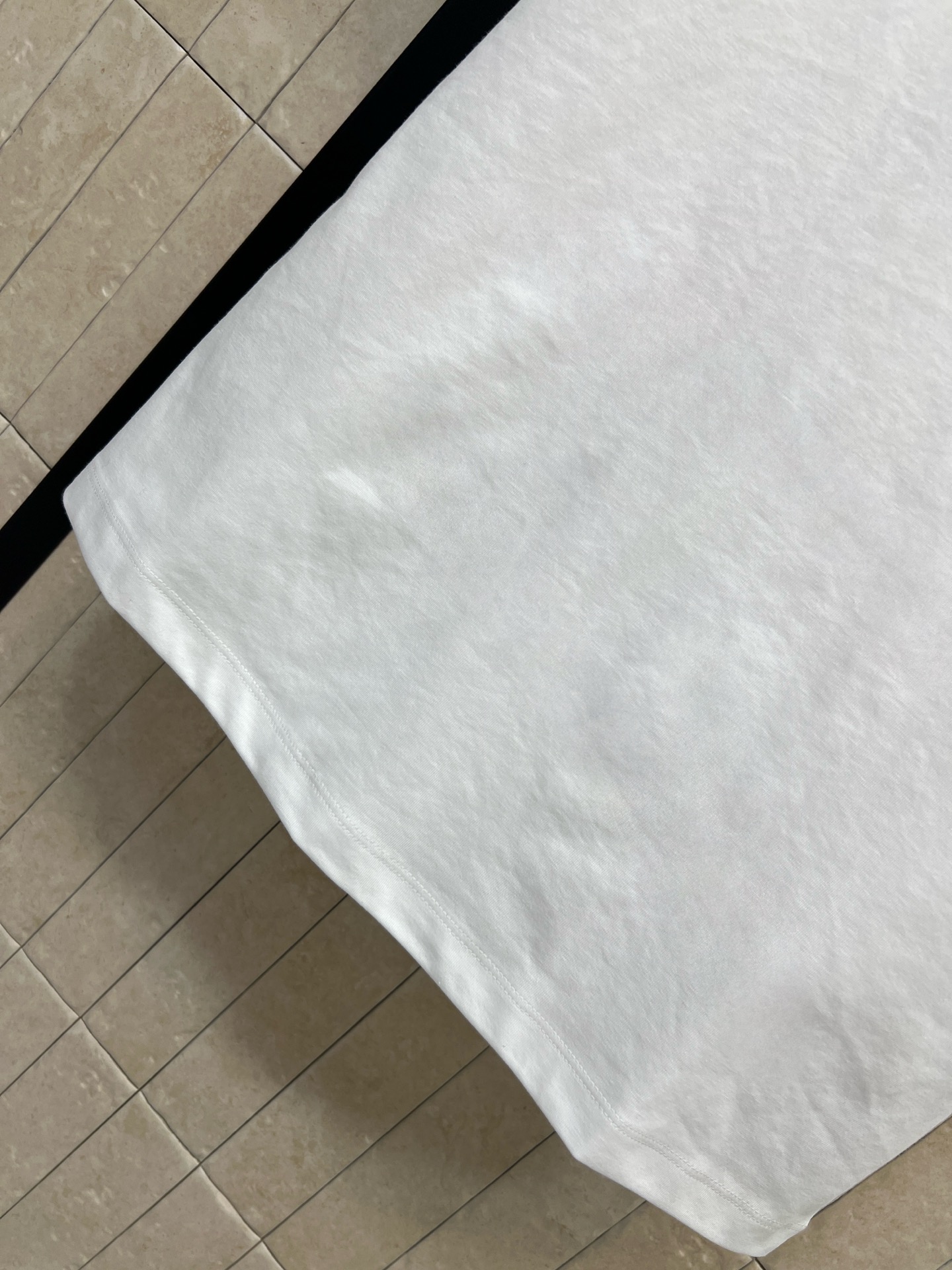 L家 26秋冬新款 拼接口袋短袖T恤 棉质面料 上身舒适透气 不易变形 简约基础圆领版型 胸前口袋搭配精致logo刺绣标