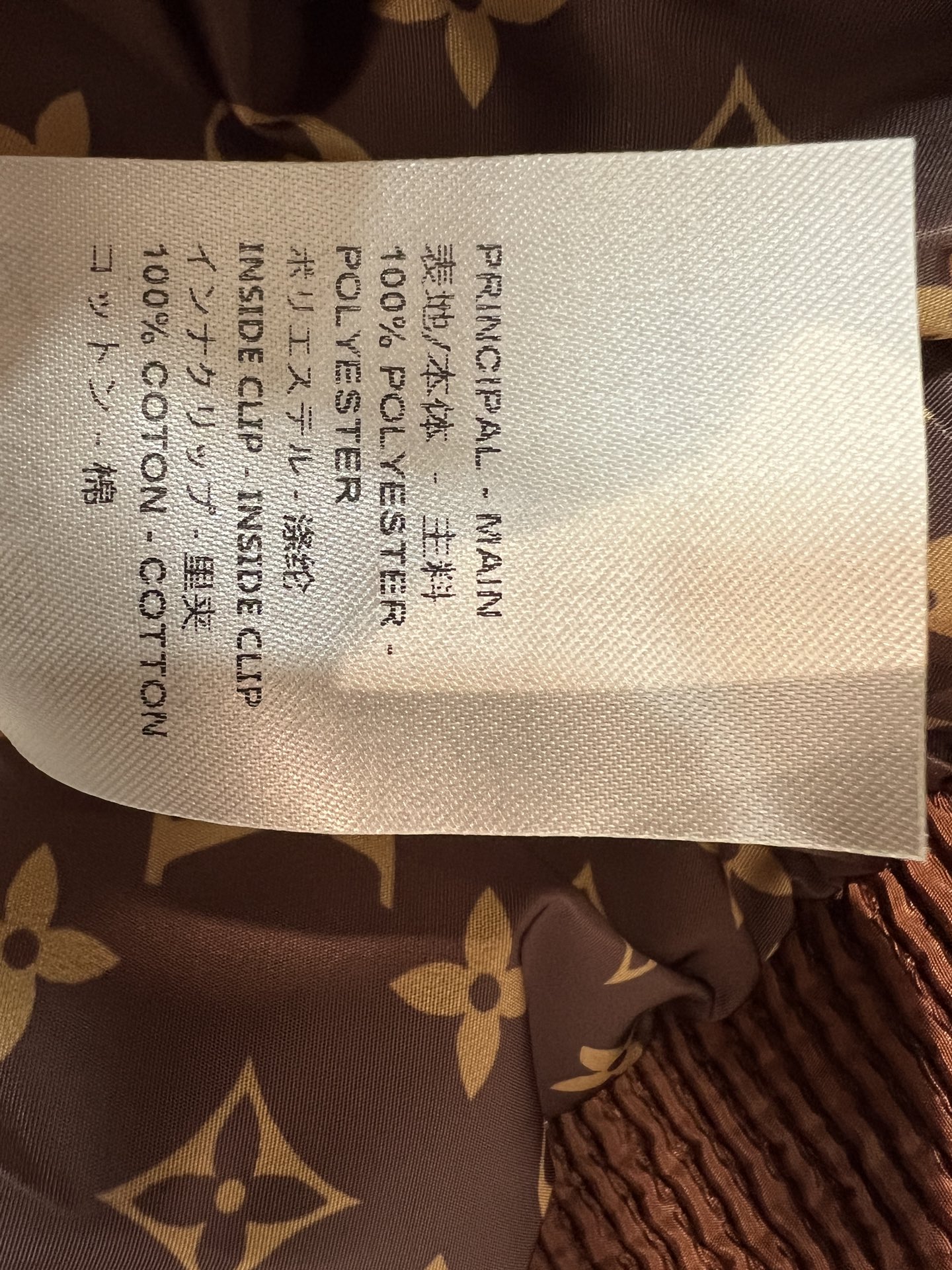 L家 26秋冬新款 焦糖棕短款围巾棉服 可拆卸同色系老花围巾 成棒球领搭配罗纹收口袖口与下摆 牢牢锁住暖意 利落短款夹克