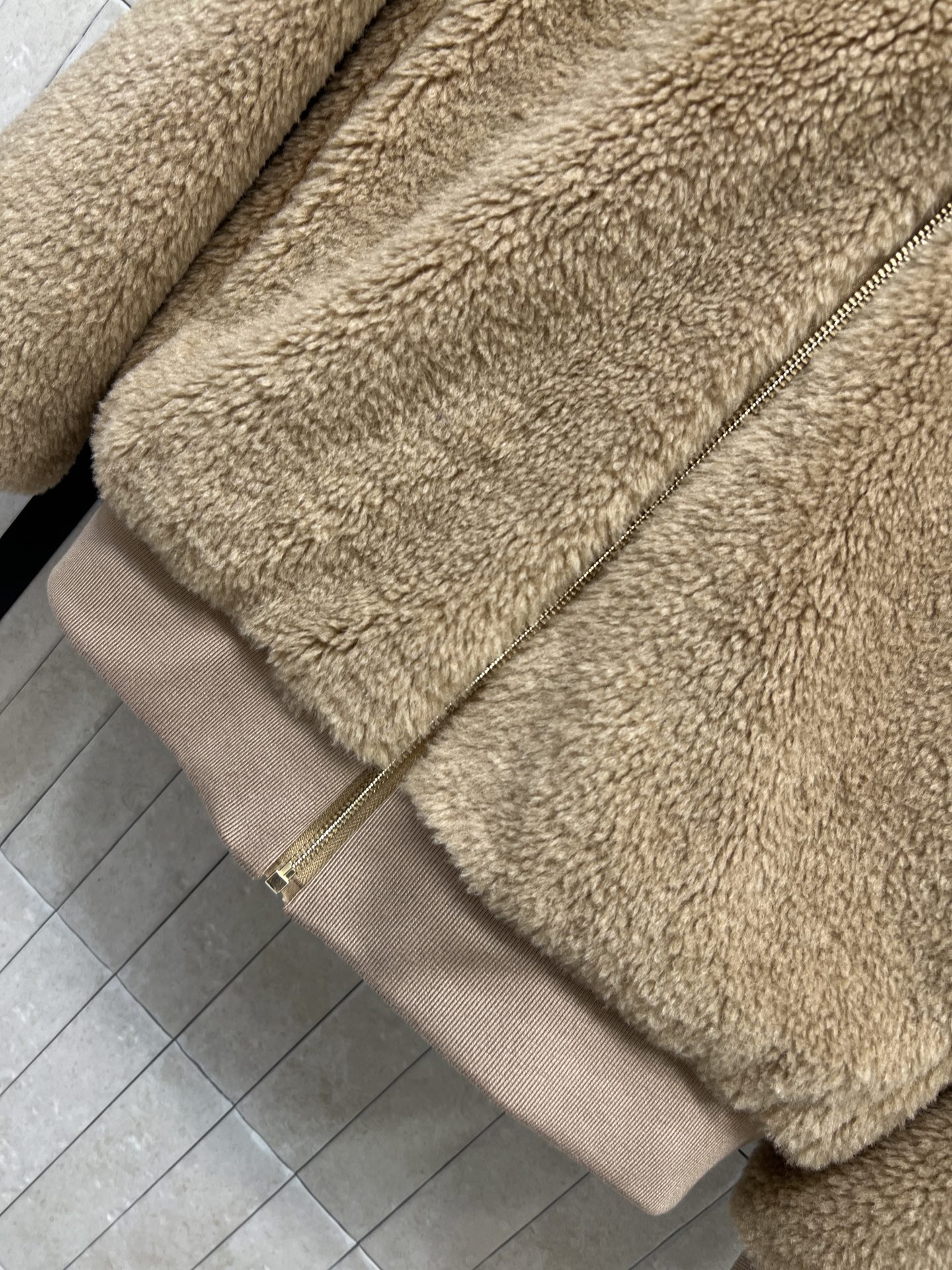 L家 26秋冬新款 卡其立领羊毛外套 面料70羊毛 蓬松软糯 保暖性佳 可翻领式设计 简约利落 胸口logo标识精致点缀