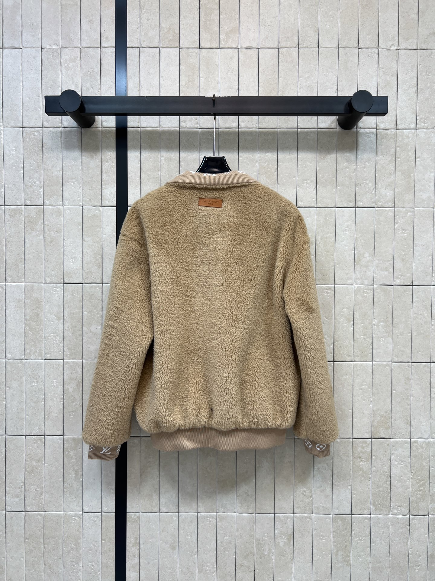 L家 26秋冬新款 卡其立领羊毛外套 面料70羊毛 蓬松软糯 保暖性佳 可翻领式设计 简约利落 胸口logo标识精致点缀