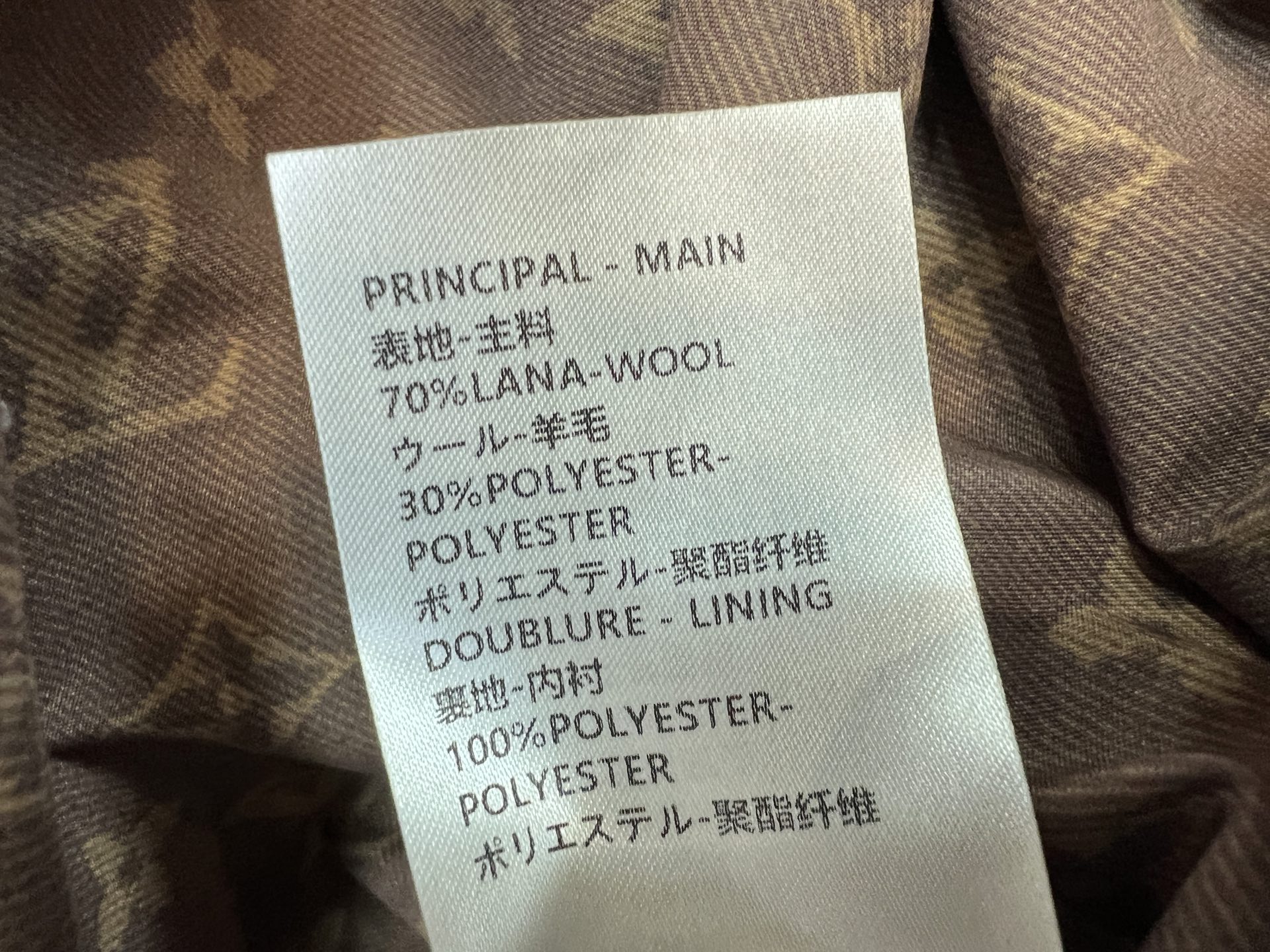 L家 26秋冬新款 卡其立领羊毛外套 面料70羊毛 蓬松软糯 保暖性佳 可翻领式设计 简约利落 胸口logo标识精致点缀
