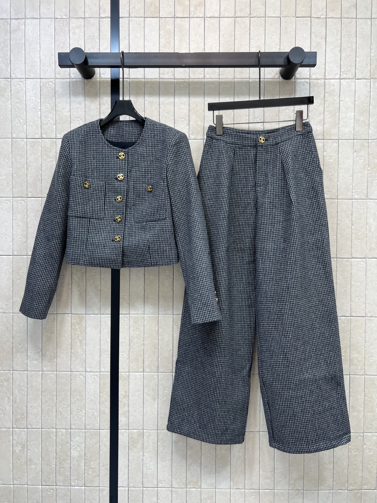 C家 26秋冬新款 小香千鸟格套装 短款外套+阔腿长裤 经典千鸟格毛呢面料 肌理感高级耐看 外套搭配精致金色纽扣 口袋设