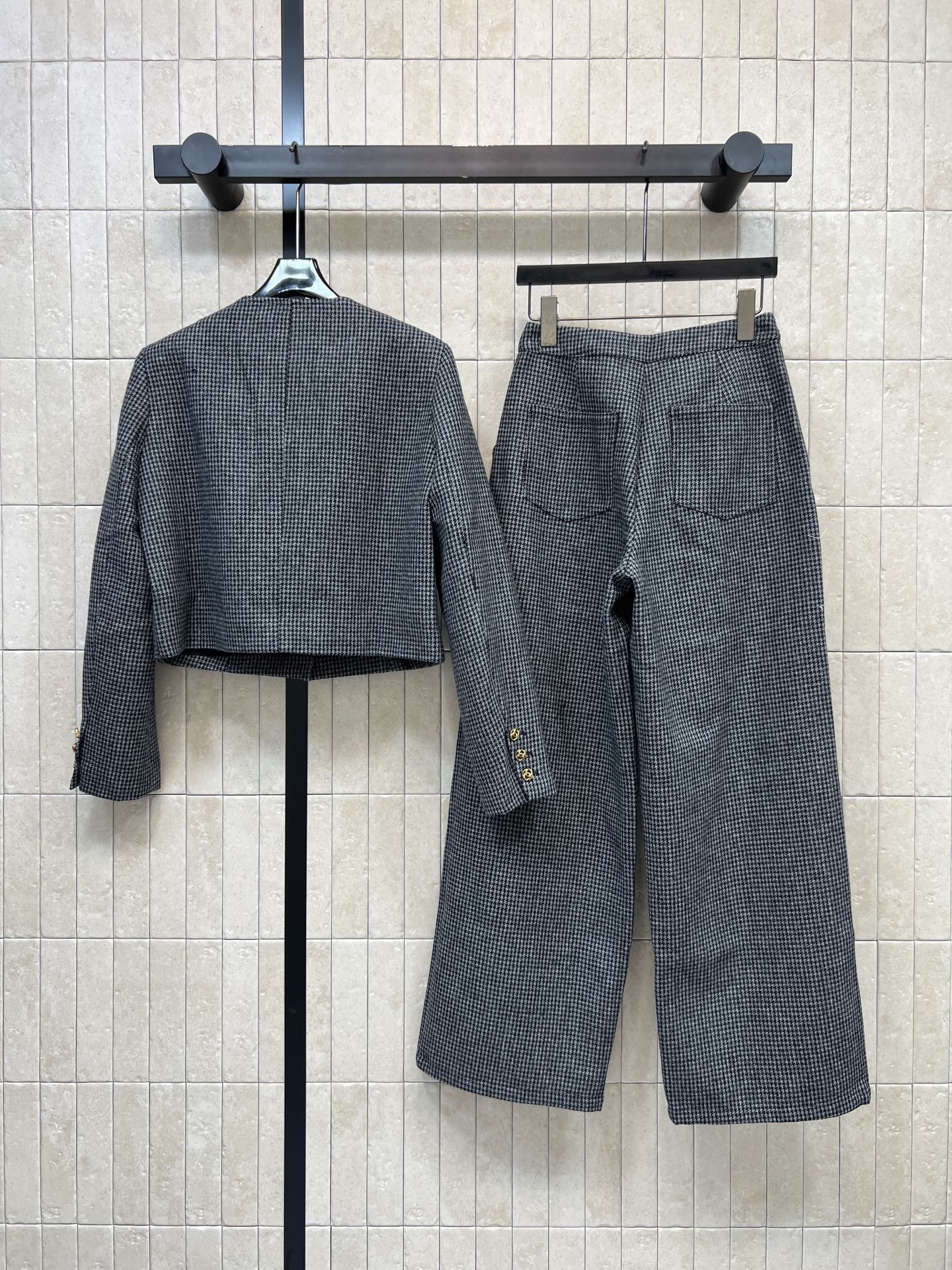C家 26秋冬新款 小香千鸟格套装 短款外套+阔腿长裤 经典千鸟格毛呢面料 肌理感高级耐看 外套搭配精致金色纽扣 口袋设