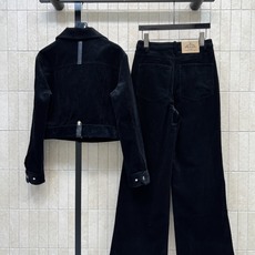 PD家 26秋冬新款 黑色灯芯绒套装 短款外套+长裤 经典灯芯绒棉质面料 自带复古肌理质感 金属拉链点缀口袋 利落短版型 PD家 26秋冬新款 黑色灯芯绒套装 短款外套+长裤 经典灯芯绒棉质面料 自带复古肌理质感 金属拉链点缀口袋 利落短版型