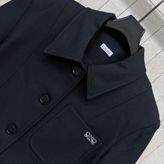 LW家 26秋冬新款 假两件撞色边套装 翻领短款外套+高腰长裤 单排扣设计简约大方 口袋精致logo点缀 下摆与袖口暗藏 LW家 26秋冬新款 假两件撞色边套装 翻领短款外套+高腰长裤 单排扣设计简约大方 口袋精致logo点缀 下摆与袖口暗藏